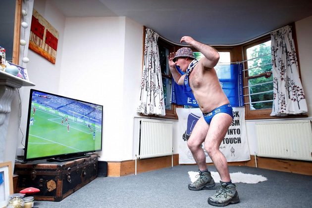 Fanoušek Evertonu prožíval vyhecované derby s Liverpoolem u televizní obrazovky.