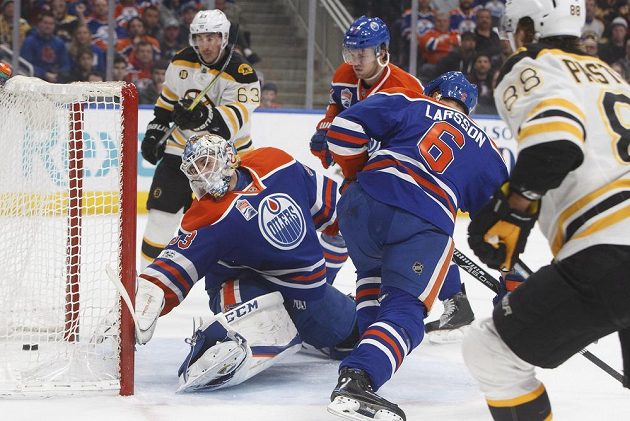 Útočník Bostonu Bruins David Pastrňák (88) střílí gól do sítě Edmontonu v utkání NHL. Bruins ale nakonec prohráli.