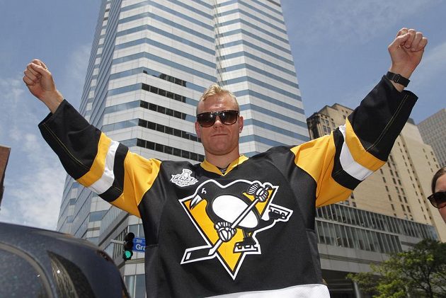 Útočník Patric Hornqvist (72) oslavuje triumf Pittsburghu v domovském městě Ťučňáků.
