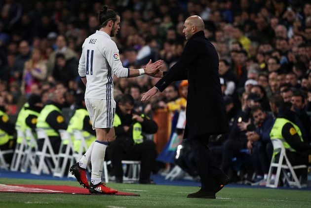 Vyloučená hvězda Realu Madrid Gareth Bale opouští hřiště v ligovém duelu s Las Palmas. Za výkon mu děkuje trenér Zinedine Zidane.