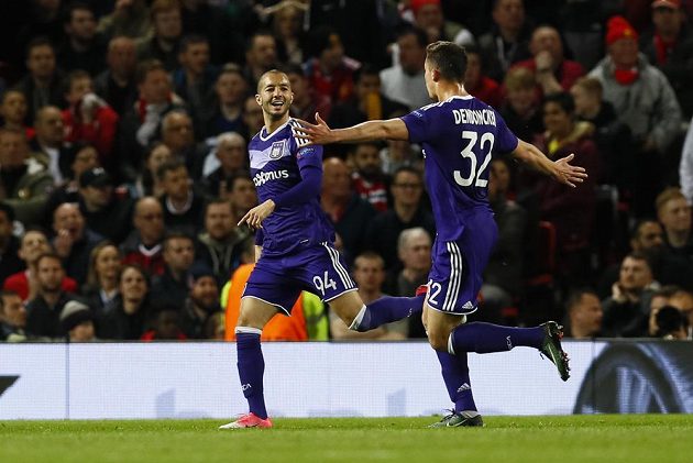 Sofiane Hanni (vlevo) z Anderlechtu se raduje z gólu proti Manchesteru United.
