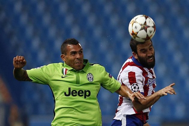 Útočník Juventusu Carlos Tévez (vlevo) a Arda Turan z Atlétika Madrid v utkání Ligy mistrů.
