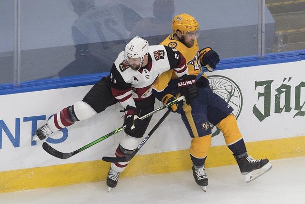 Yannick Weber (7) z Nashville Predators v souboji s hokejistou Arizony Coyotes Derekem Stepanem (21).