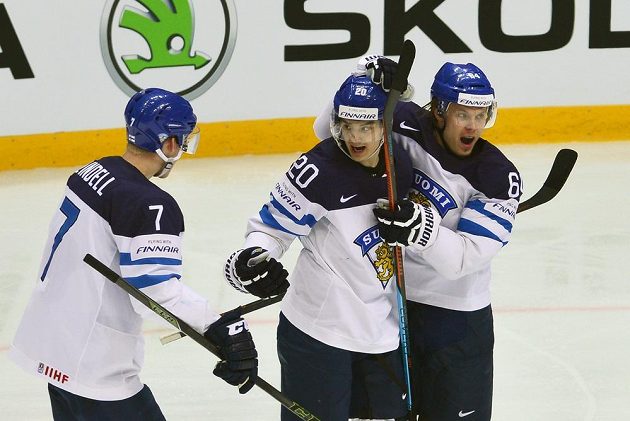 Fin Sebastian Aho (uprostřed) oslavuje se spoluhráči gól vstřelený v semifinále MS Rusku.