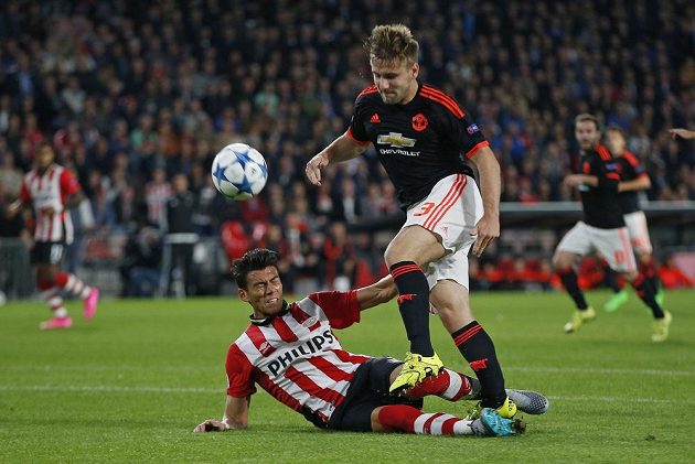 Skluz Héctora Morena z PSV Eindhoven (vlevo), který pravá noha Luka Shawa nevydržela.