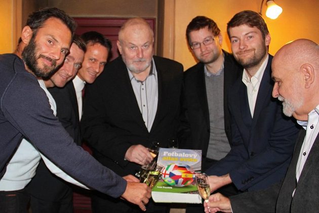 Křest Fotbalového atlasu světa - zleva Patrik Berger, Vladimír Šmicer, generální sekretář FAČR Rudolf Řepka a uprostřed autor knihy Ivan Truchlik.
