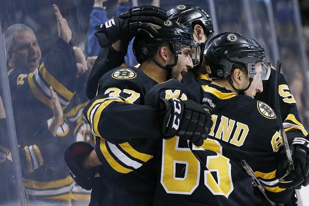 Hokejisté Bostonu Bruins se radují z gólu Patrice Bergerona (37) v zápase NHL proti Buffalu Sabres.