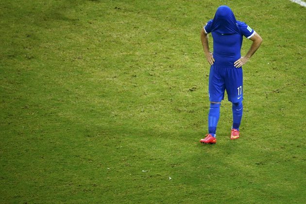 Řecký fotbalista Theofanis Gekas krátce po neproměněné penaltě v penaltovém rozstřelu proti Kostarice v osmifinále MS.