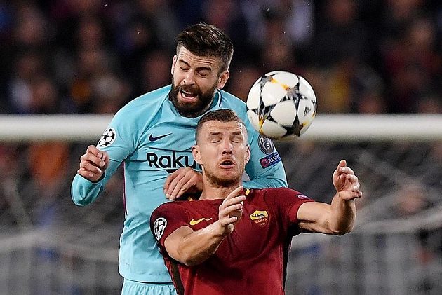 Barcelonský obránce Gerard Piqué v souboji s útočníkem AS Řím Edinem Džekem během odvetného čtvrtfinále Ligy mistrů.