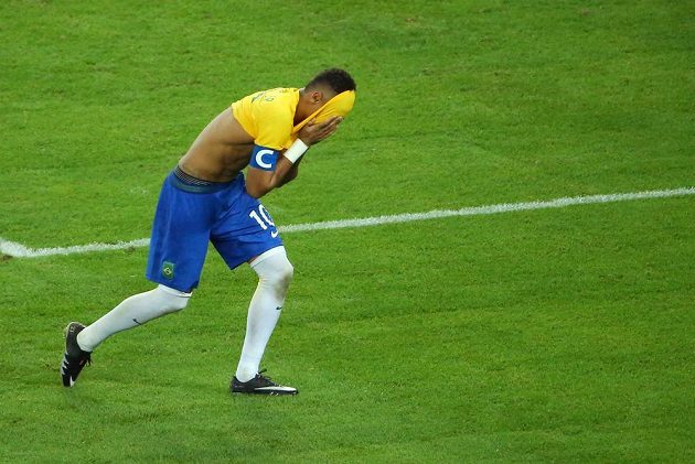Brazislký hrdina Neymar. Dal gól v normální hrací době finále i v rozstřelu, po kterém už mohl jásat naplno.