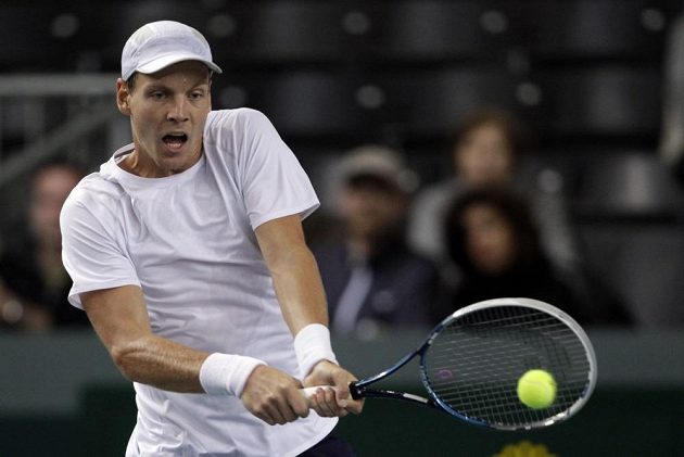Tomáš Berdych v utkání s Henrim Laaksonenem v daviscupovém duelu proti Švýcarsku v Ženevě.