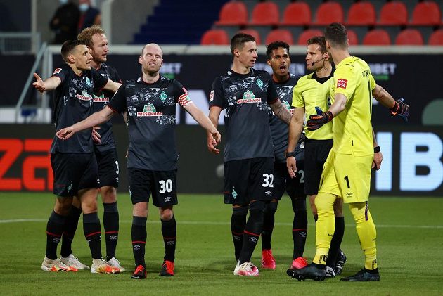 Fotbalisté Werderu Brémy diskutují s rozhodčím odvetného duelu baráže o účast v nejvyšší německé soutěži. Brémy remizovaly v Heidenheimu 2:2, což jim stačilo k udržení mezi elitou. Slavit mohli i Češi Pavlenka a Gebre Selassie.