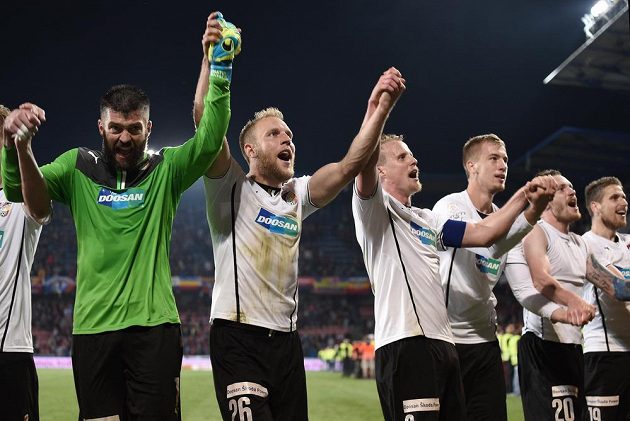 Plzeňští fotbalisté zleva Matúš Kozáčik, Daniel Kolář, David Limberský a Jan Baránek slaví vítězství na Letné, které Viktorii nasměrovalo za mistrovským titulem.