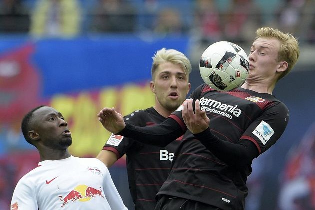 Fotbalista Bayeru Leverkuses Julian Brandt si zpracovává míč před Nabym Keitou z RB Lipsko během utkání nejvyšší německé soutěže. Lipsko vyhrálo gólem v nastavení a je na druhém místě tabulky.