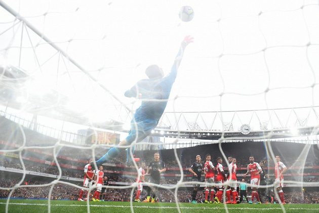 Dušan Tadič ze Southamptonu trefil z přímého kopu břevno, míč se pak odrazil od těla Petra Čecha do brány Arsenalu.