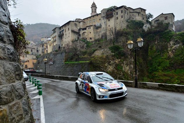 Sébastien Ogier s Volkswagenem Polo WRC na trati loňské Rallye Monte Carlo, kde načal cestu k prvnímu titulu kariéry.