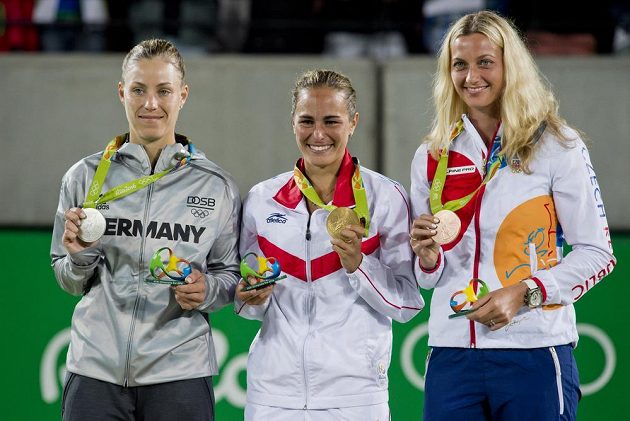 Vyhlášení nejlepších z dvouhry žen. Zleva stříbrná Angelique Kerberová z Německa, zlatá Monica Puigová z Portorika a bronzová Petra Kvitová.