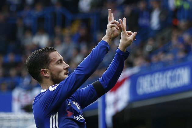 Fotbalista Chelsea Eden Hazard po vstřeleném gólu proti Leicesteru gestikuluje směrem k fanouškům