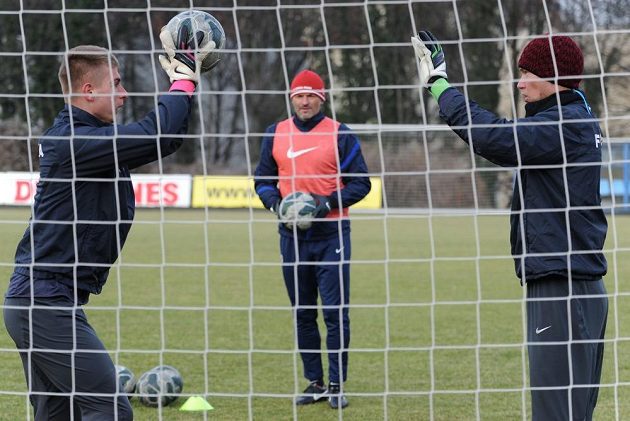 Pavel Srníček (uprostřed) sleduje dvé svěřence Jakuba Kotěru a Tomáše Vaclíka během únorového tréninku na Letné.