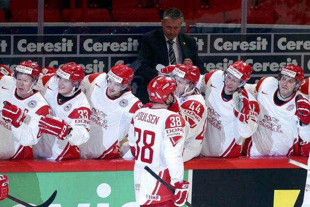 Morten Poulsen přijímá gratulace od dánských spoluhráčů po brance do české sítě.