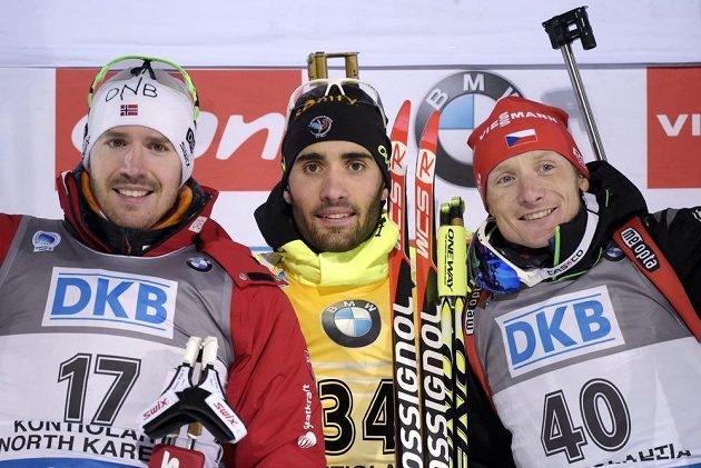 Tři nejlepší z vytrvalostního závodu na MS ve finském Kontiolahti. Zleva stříbrný Emil Hegle Svendsen z Norska, zlatý Martin Fourcade z Francie a bronzový český biatlonista Ondřej Moravec.