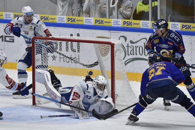 Střídající brankář Brna Lukáš Klimeš inkasuje gól. Vlevo Tomáš Bartejs z Brna, vpravo autor gólu Antonín Honejsek ze Zlína a Pavel Kubiš ze Zlína. 