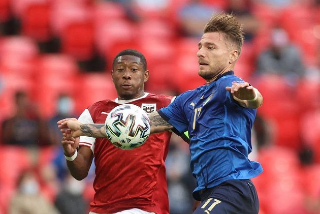 Rakouský reprezentant David Alaba v akci během osmifinále fotbalového EURO. K míči se snaží dostat i Ital Ciro Immobile.