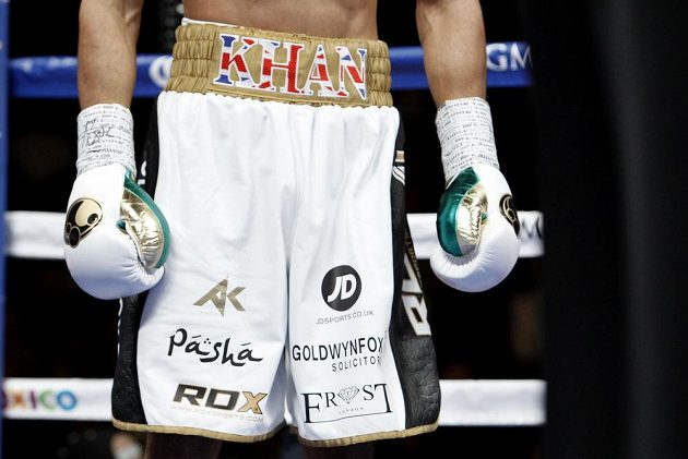 Britský boxer Amir Khan si pro zápas s Devonem Alexanderem nechal vyrobit trenýrky v hodnotě milión korun.