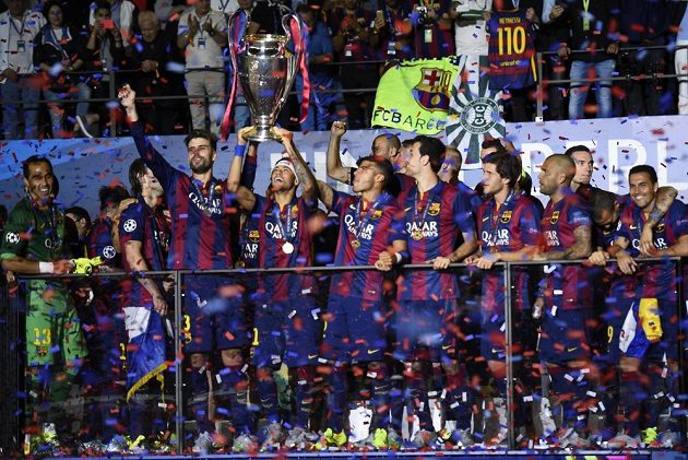 Barcelona oslavuje triumf v Lize mistrů. Trofej drží nad hlavou střelec třetího finálového gólu Neymar.