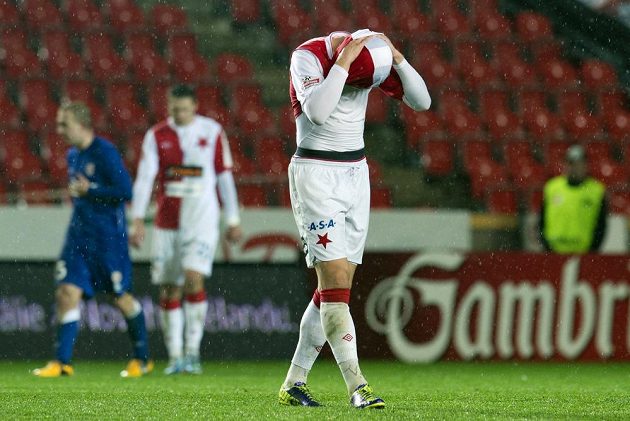 Týmu z Edenu se ale nedařilo celý podzim. Trenéra Petrouše nahradil Koubek, ale tým se i nadále pohybuje v nejnižších patrech tabulky. Až vítězstvím nad Libercem v posledním kole se Pražané vyšvihli z posledního místa a přezimují tak na 11. příčce.