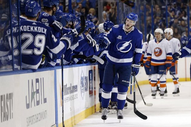 Andrej Šustr (62) z Tampy přijímá gratulace spoluhráčů ke gólu proti NY Islanders.