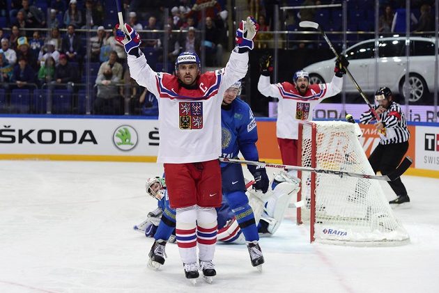 Český reprezentant Tomáš Plekanec (uprostřed) se raduje z gólu, který vstřelil Kazachstánu.