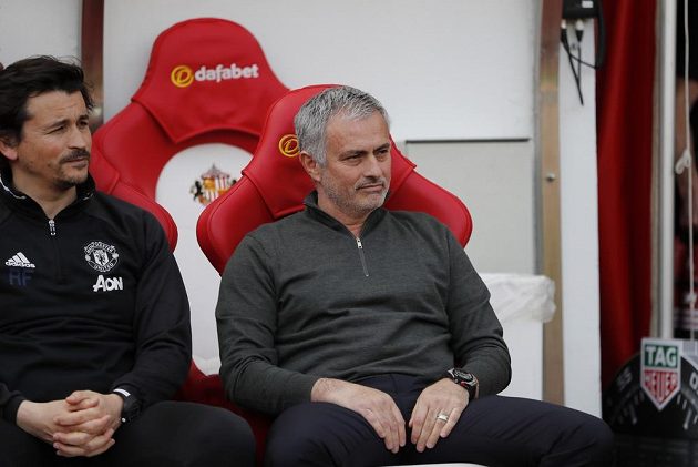 Trenér Manchesteru United José Mourinho se svým asistentem Ruiem Fariou se tentokrát nemračili. Rudí ďáblové odehráli v Sunderlandu dobrý zápas.