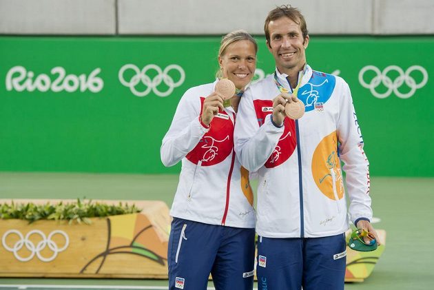 Radek Štěpánek a Lucie Hradecká skončili na OH v Riu třetí v mixu a získali třetí tenisový bronz pro ČR.