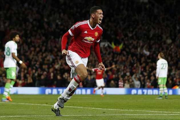 Fotbalista Manchesteru United Chris Smalling slaví gól proti Wolfsburgu v utkání Ligy mistrů.