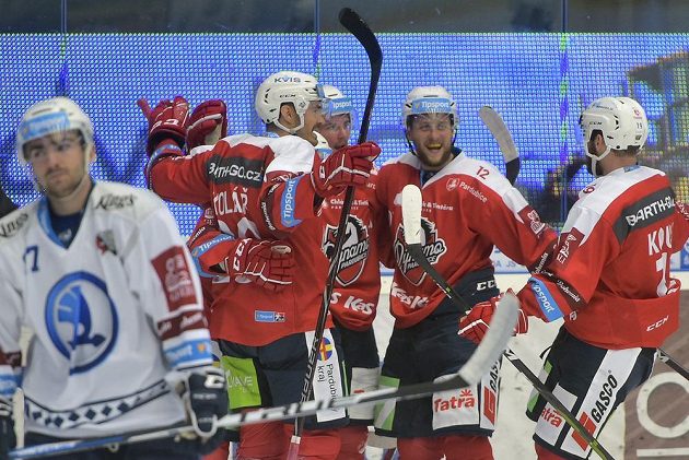 Hokejisté Pardubic se radují z gólu na ledě Indiánů během etraligového utkání.