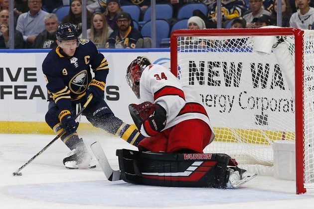 Útočník Jack Eichel z Buffala Sabres před českým gólmanem Petrem Mrázkem v brance Caroliny Hurricanes.