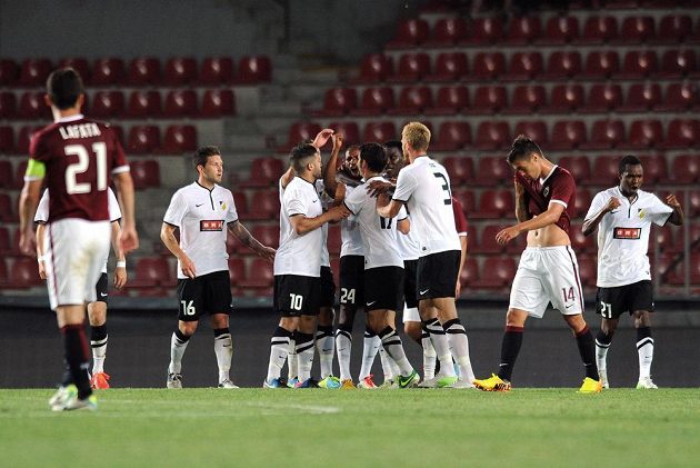 Fotbalisté Häckenu oslavují vyrovnávací gól na 2:2 v utkání 2. předkola Evropské ligy proti Spartě.