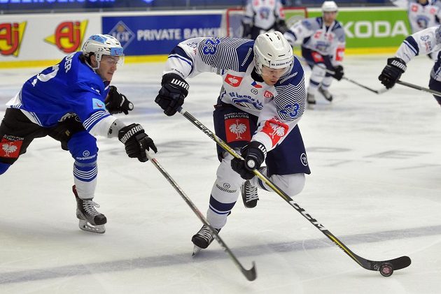 Zleva Yannick Zehnder z Zugu a Petr Straka z Plzně v utkání skupiny B hokejové Ligy mistrů.