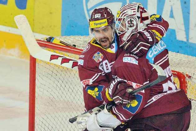 Sparťané Tomáš Rolinek a brankář Filip Novotný se radují z vítězství ve třetím semifinálovém zápase play off nad Třincem.