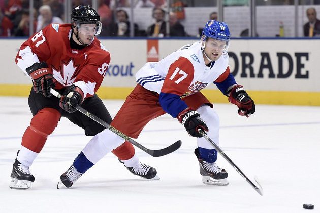 Sidney Crosby a Vladimír Sobotka, momentka z utkání Kanada - Česko při Světovém poháru.