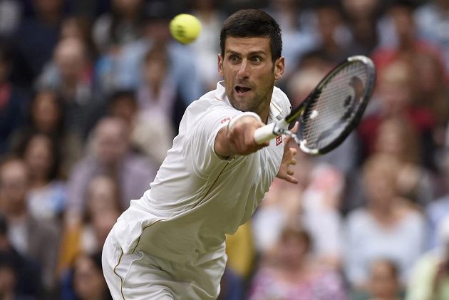 Srbský tenista Novak Djokovič během utkání druhého kola Wimbledonu s Francouzem Adrianem Mannarinem.