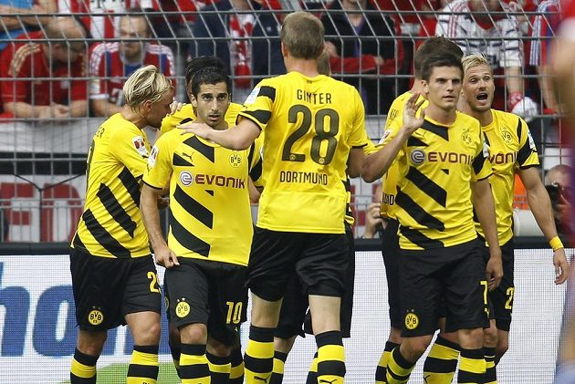 Henrik Mchitarjan (druhý zprava) se raduje společně se spoluhráči z branky proti Bayernu Mnichov.