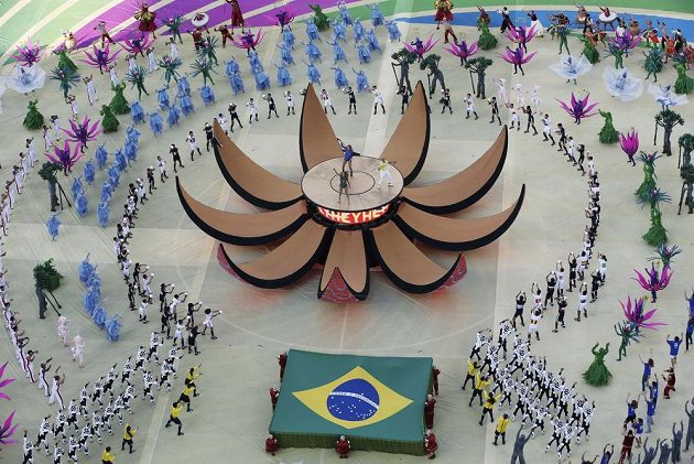 Brazilská zpěvačka Claudia Leitteová (v modrém), americká zpěvačka Jennifer Lopezová a rapper Pitbull na stupínku v rozevřeném míči během zahajovacího ceremoniálu na stadiónu v Sao Paulu.