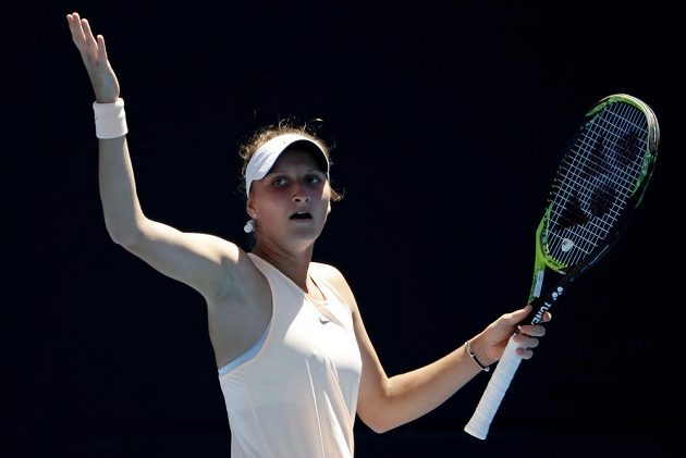 Česká tenistka Markéta Vondroušová premiéru v hlavní soutěži na Australian Open hodně prožívala. Nakonec byla vítězná, česká tenistka porazila Kurumi Naraovou ve dvou setech.