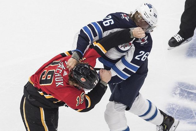 Hokejista Winnipegu Jets Blake Wheeler (26) se rozhodl pomstít zraněnou hvězdu svého týmu a vyzval Matthewa Tkachuka (19) z Calgary na pěstní souboj.