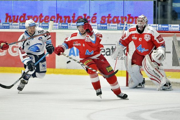 Zleva Jan Kovář z Plzně a hráči Olomouce Petr Strapáč a brankář Branislav Konrád v akci během druhého čtvrtfinále play off.