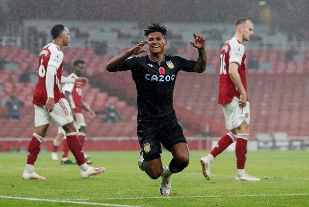 Útočník Aston Villy Ollie Watkins se po nedělní překvapivé výhře 3:0 v anglické lize na hřišti Arsenalu rozplýval nad tím, jak dvěma góly pomohl porazit tým, kterému odmalička fandí.