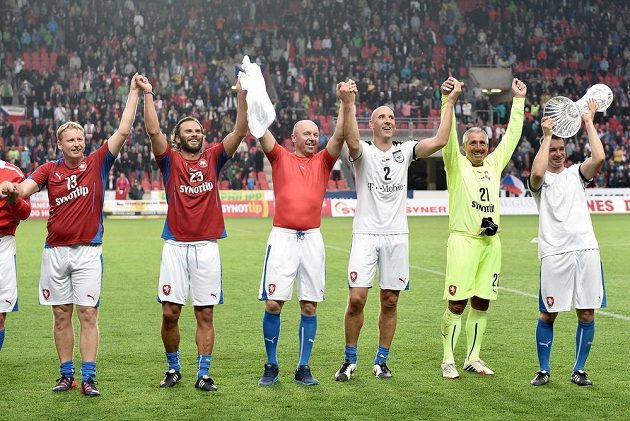 Čeští fotbalisté slaví s fanoušky výhru nad Německem. Zleva Radek Bejbl, Patrik Berger, Miroslav Kadlec, Jan Koller, Ladislav Maier a Pavel Kuka s křišťálovým pohárem.
