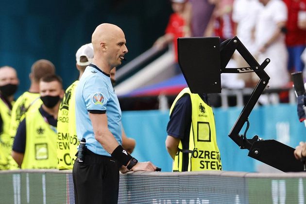 Rozhodčí Sergej Karasev sleduje monitor a zkoumá situaci, zda má v osmifinále EURO udělit červenou kartu Matthijsi de Ligtovi. Nakonec tak učinil.